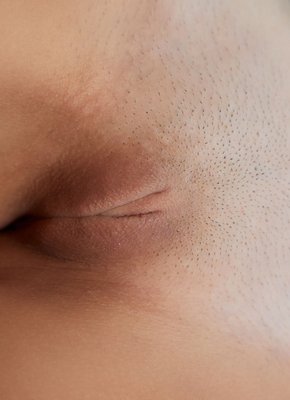 Голая красотка тычется бритой писькой в камеру