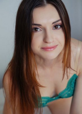 Похотливая шлюшка раскрыла рабочую пизду в постели