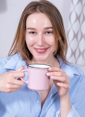 Баба с натуральными сиськами снимает трусы