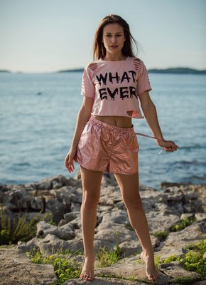 Голая сучка с сочной бритой пиздой