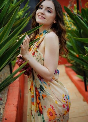 Возбужденная тётка дрочит пизду на кухне