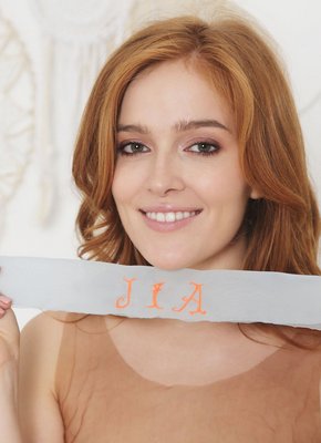 Шлюшка с плоскими титьками раздвинула ноги