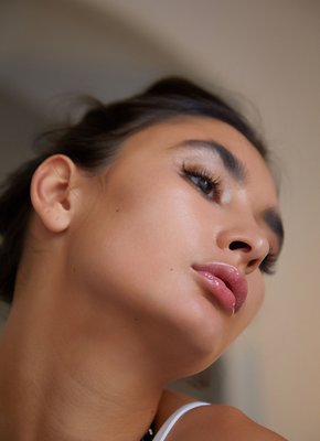 Загорелая телка с мокрой бритой пиздой