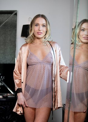 Сексуальная дамочка снимает прозрачный пеньюар