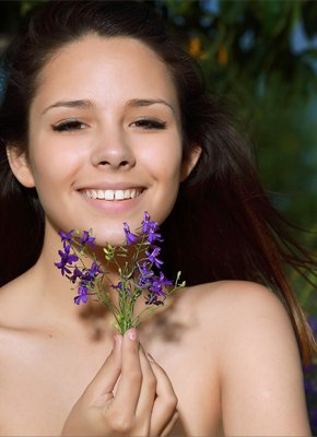 Молодая детка без трусиков светит бритой киской