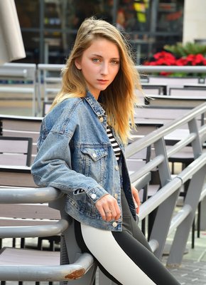 Молодая девушка показала грудь на улице