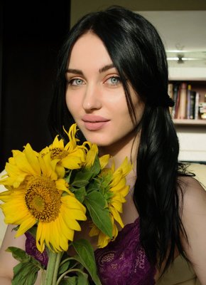 Красивая брюнетка в кружевном белье