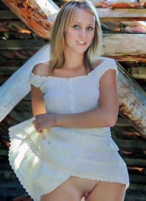 Деревенская простушка в платье без трусов