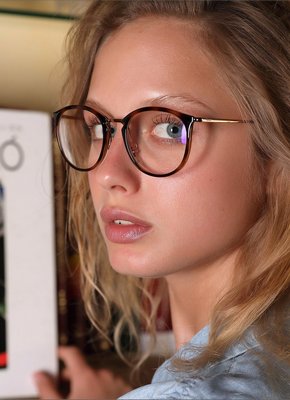 Красивая девица в очках оголила плоские сиськи