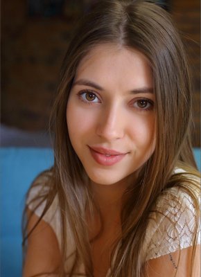 Милая девица в сексуальных колготках