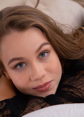 Милая детка в прозрачном халатике