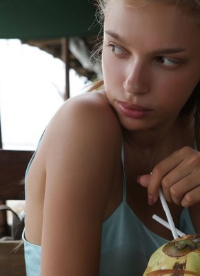 Показала красивые большие сиськи на пляже