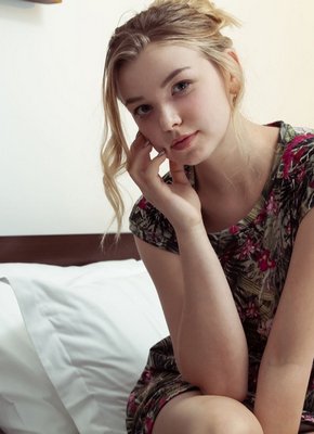 Молодая девица с огромными висячими сиськами в постели