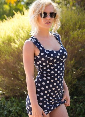 Белобрысая девушка в коротком платье