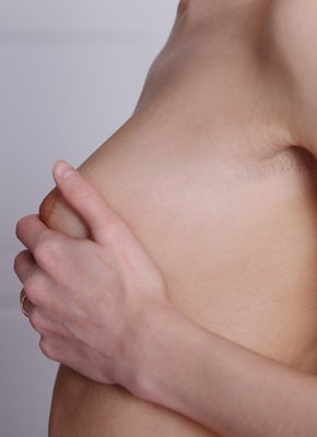 Голая милашка с маленькими титьками