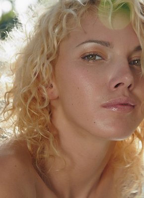 Кудрявая блондинка в платье без трусов