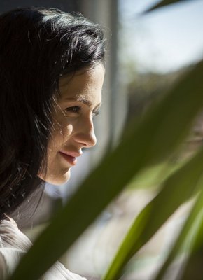 Садится на огромный искусственный член