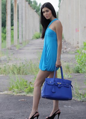 Симпатичная крошка в туфлях лишилась платья на улице