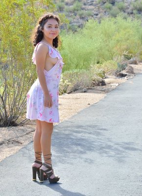 Молодая красотка раздвинула ноги и показала киску