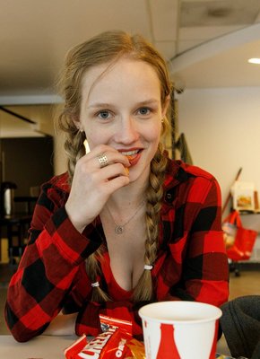 Девушка в рубашке и джинсах