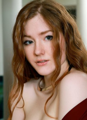 Рыжая милашка ласкает мохнатую киску