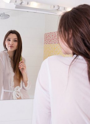 Соблазнительная милашка мокнет в ванне