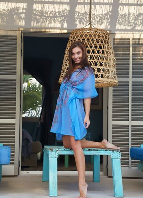 Смуглая красавица без нижнего белья