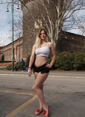 Дамочка с широкими бедрами на улице