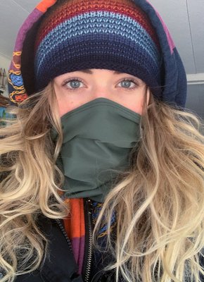 Голая девушка на карантине позирует в постели