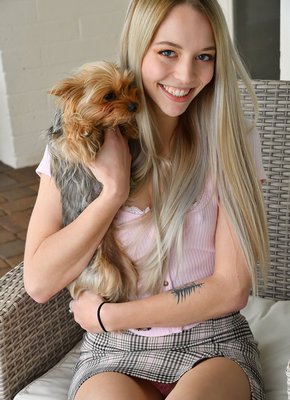 Девушка засунула дилдо розовую письку