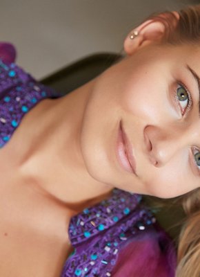 Симпатичная девушка с упругими сиськами