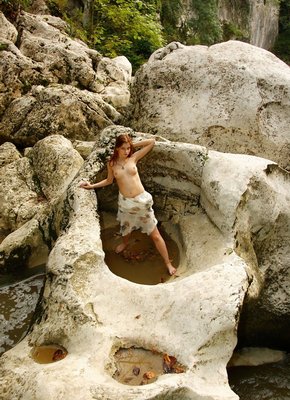 Рыжая девка разделась догола позируя на природе