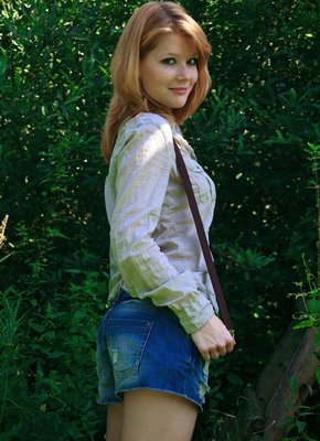 Рыжая шалунья раздевается на природе