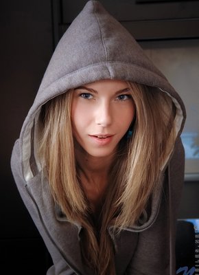 Девушка в толстовке показала титьки