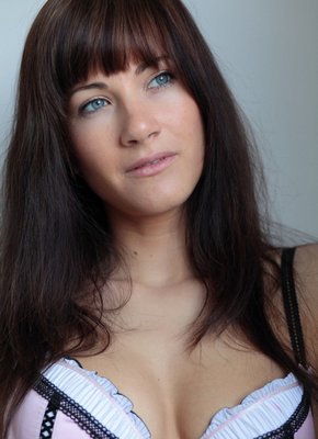 Скромная брюнетка стянула трусики в спальне